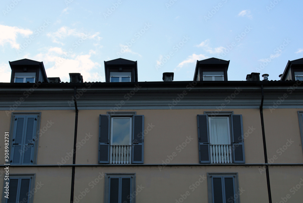 Obraz premium Facciata architettonica con abbaini e cielo