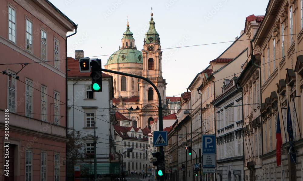 プラハ　旧市街と聖ニコラス教会遠景