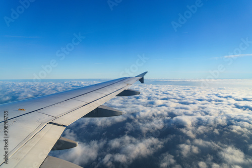 Flugzeug-Fl  gel   ber Wolken