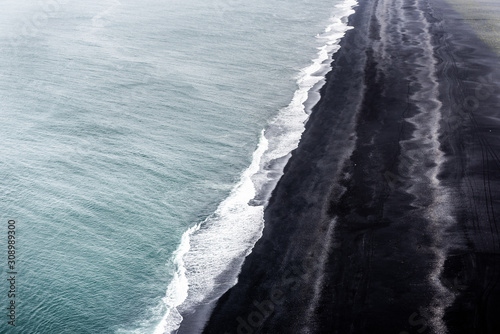 Wybrzeże oceanu, czarna plaża, Islandia Atlantyk