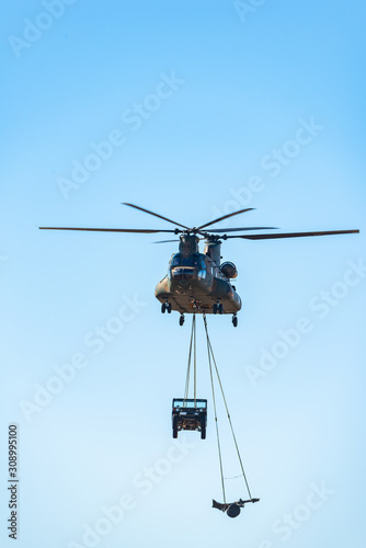 Fototapeta Naklejka Na Ścianę i Meble -  吊り下げ輸送をする軍用ヘリコプター