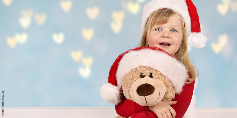 den Teddy an sich kuscheln