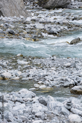 Gletscherfluss unterhalb des Kjenndalsbreen Gletschers im Jostelalsbreen Nationalpark, Norwegen