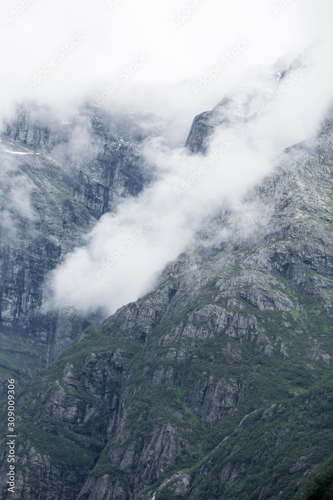 Wolkenverhangene Berggipfel, Kjenndalsbreen Gletscher im Jostelalsbreen Nationalpark, Norwegen