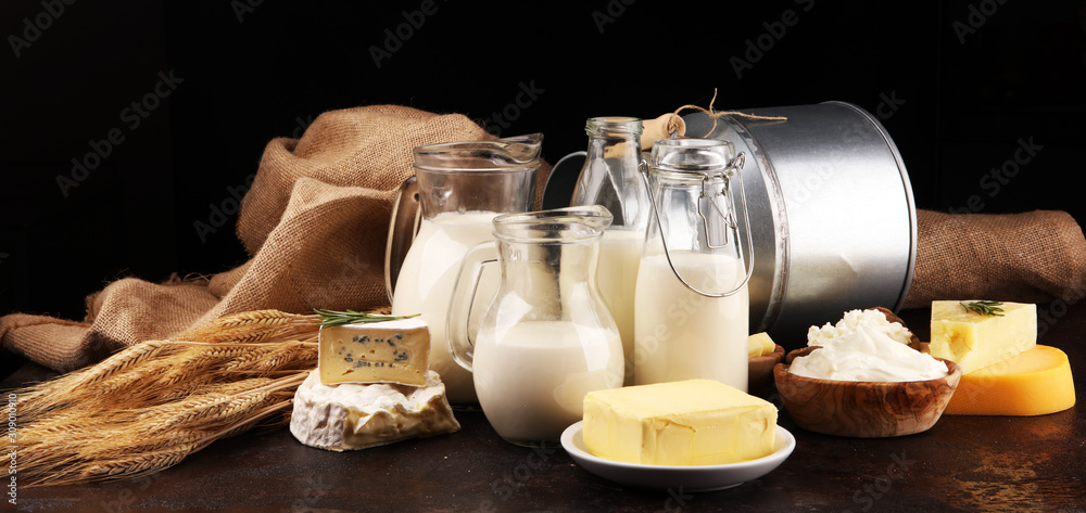 Φωτογραφία Different  healthy dairy products on rustic background with milk, cheese, butter