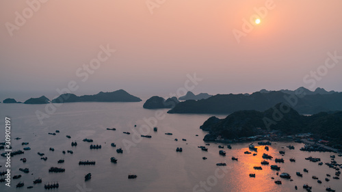 Magnifique point de vue sur le port de Cat Ba au Vietnam