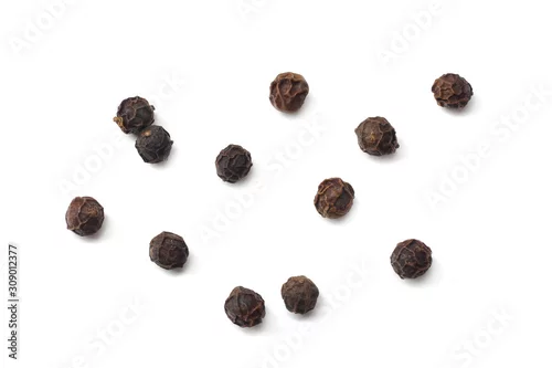 Obraz czarny pieprz w ziarnach na białym tle