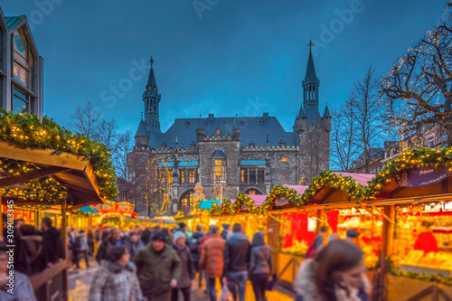 Fotografía Aachen city hall with its annual Christmas market during blue hour