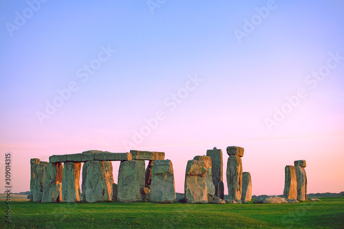 Obraz na plátně Stonehenge at pastel colourful sunset sky