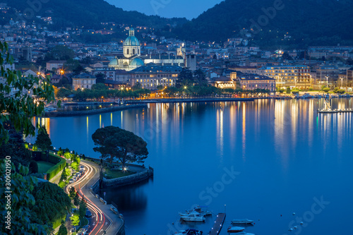 Tableau sur toile Como - The city with the Cathedral and lake Como.