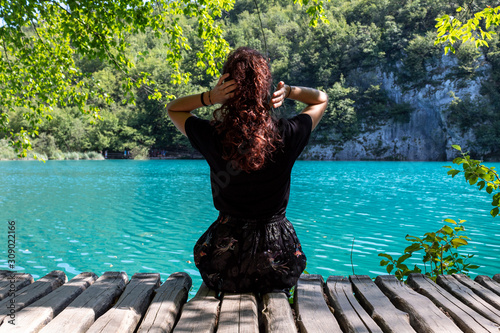 Ragazza si rilassa in riva al lago - Laghi di Plitvice, Croazia