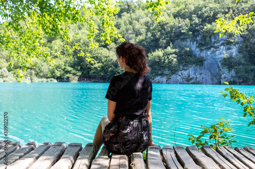 Ragazza si rilassa in riva al lago - Laghi di Plitvice, Croazia