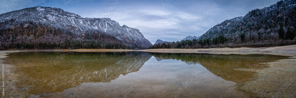 Fototapeta premium See und Berge mit Schnee im Winter - Alpen Panorama