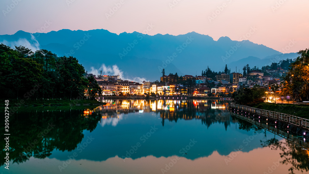 Parfaite réflexion du paysage sur le lac de Sa Pa au Vietnam