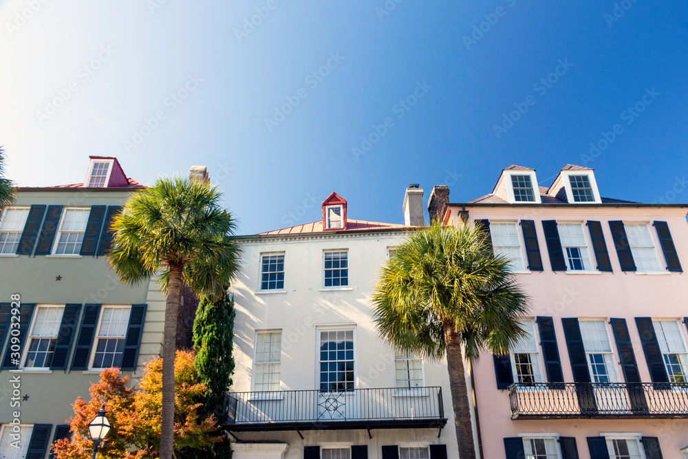 A popular tourist destination and known for its beautiful historic district, Charleston, South Carolina is home to a unique collection of antebellum and Georgian homes.