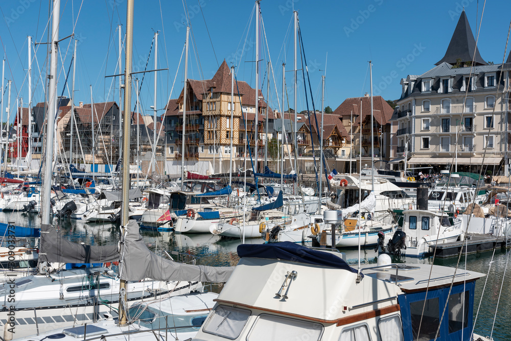 Bootshafen in Deauville, Normandie, Frankreich