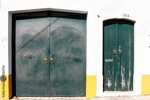 Entrée de maison vert et blanc à Golega au Portugal photo