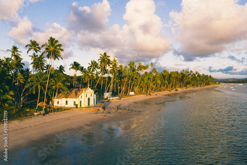 Fototapeta Naklejka Na Ścianę i Meble -  tropical beach with palms