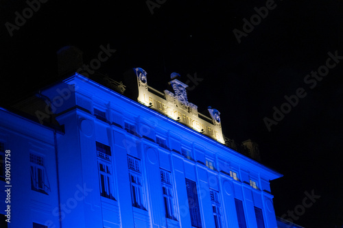 Blau beleuchtetes Gebäude bei Nacht