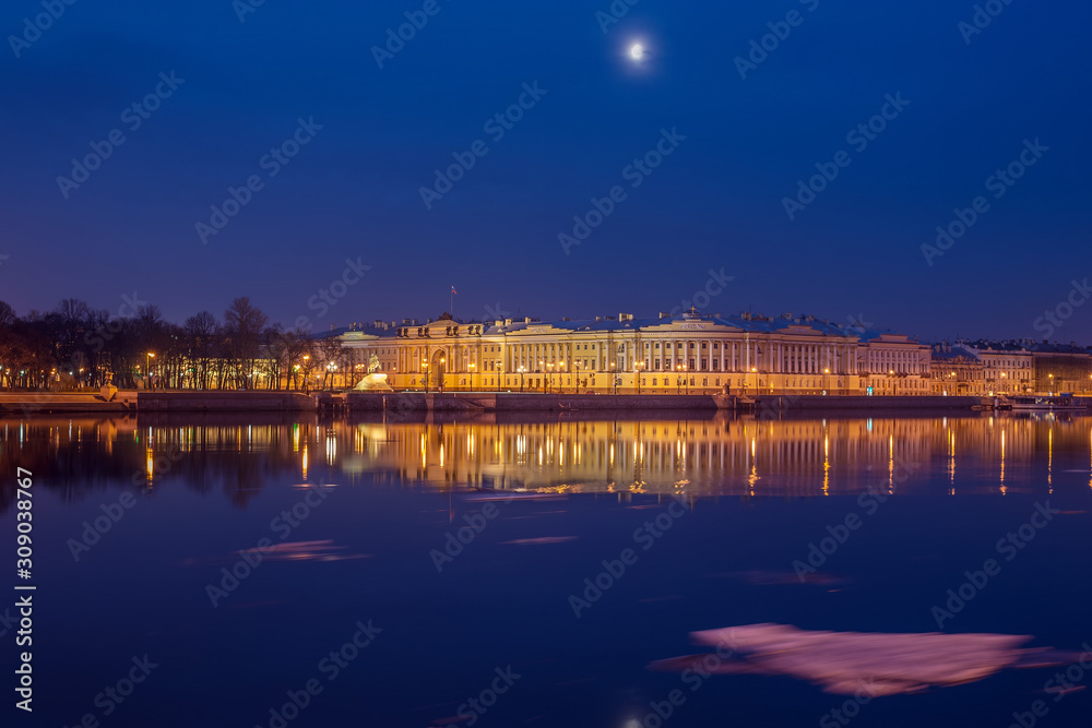 Obraz premium the building of the Senate and Synod on the English embankment of the Neva