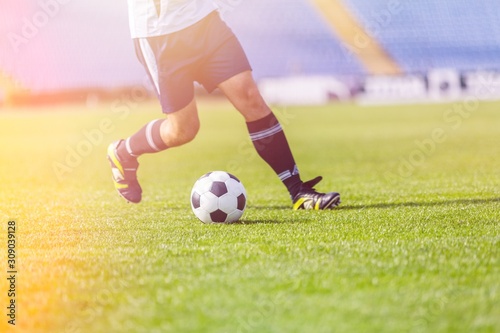 Działający gracz piłki nożnej na trawie