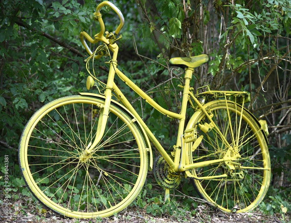 Quitschgelbes Fahrrad im Grünen
