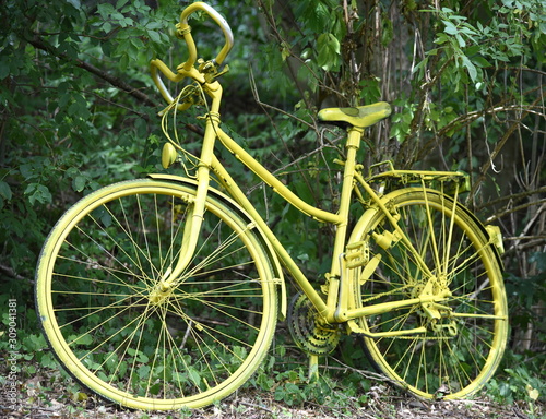 Quitschgelbes Fahrrad im Grünen