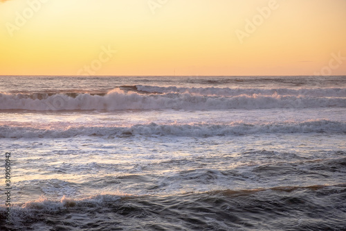 Bonito pôr do sol no mar com ondas