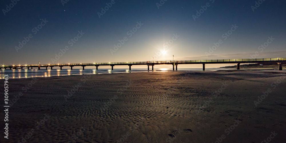 Fototapeta premium seebrücke bei nacht