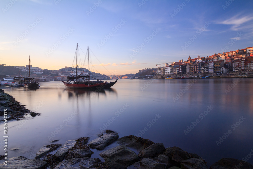 Barcas y Crepúsculo en el Río Duero frente a la Ciudad de Porto en Portugal
