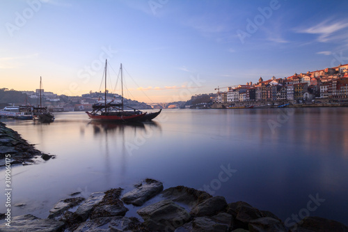 Barcas y Crepúsculo en el Río Duero frente a la Ciudad de Porto en Portugal