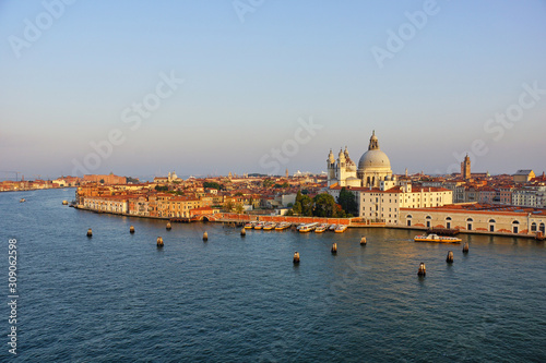 Venedig   Italien  Luftaufnahme der Stadt Venedig - Skyline von Venedig im Sonnenaufgang vom Fluss
