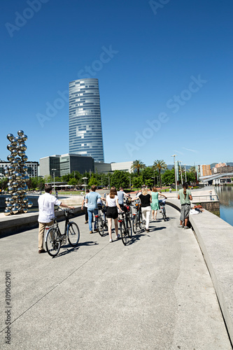 Paisaje de la ribera del río en Bilbao, España.