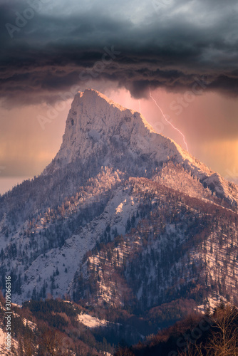 totes Gebirge mit Blitzeinschlag am Bergmassiv  © lexpixelart