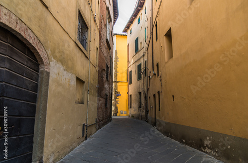 Narrow streets of Lucca ancient town with traditional architecture, Italy © Aleksandr Vorobev