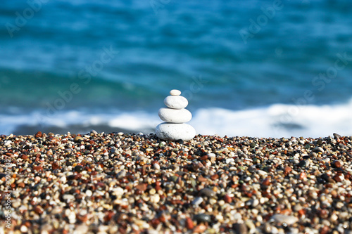 Canvas Print Pyramid of stones on the beach