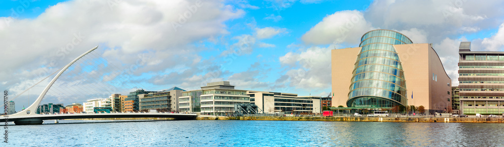 Obraz premium Modne wybrzeże Dublina. Panoramiczny obraz centrum kongresowego i mostu Samuela Becketta nad rzeką Liffey w odnowionym obszarze doków
