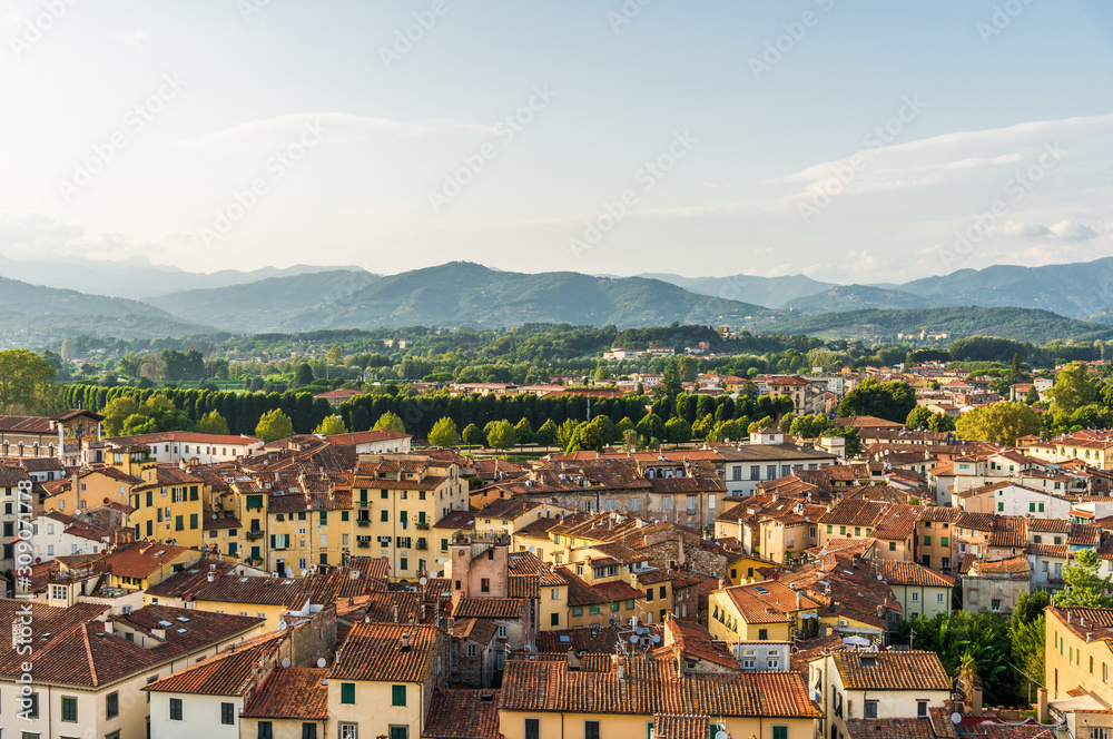 Fototapeta premium Widok z góry na tradycyjne starożytne włoskie miasto z kolorowymi domami w Toskanii