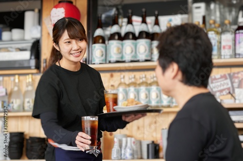 Fotomurale 居酒屋で働く女性の求人イメージ