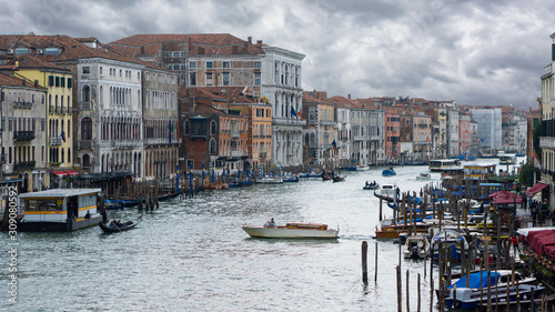 taxi en venecia cruzando