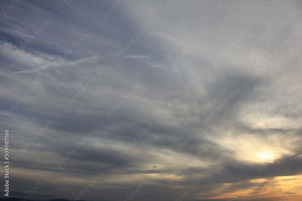 雲の多い夕方の空