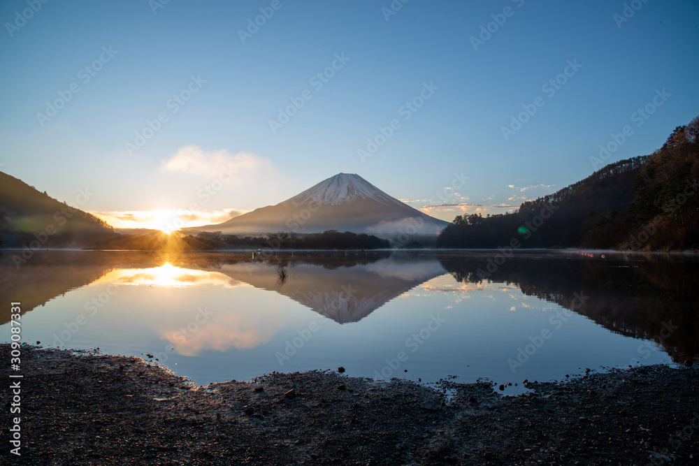 精進湖の朝　日の出と逆さ富士