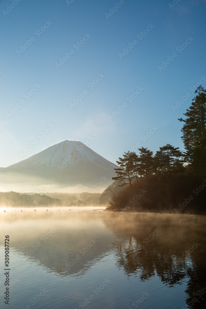 日の出の富士山　精進湖　縦構図