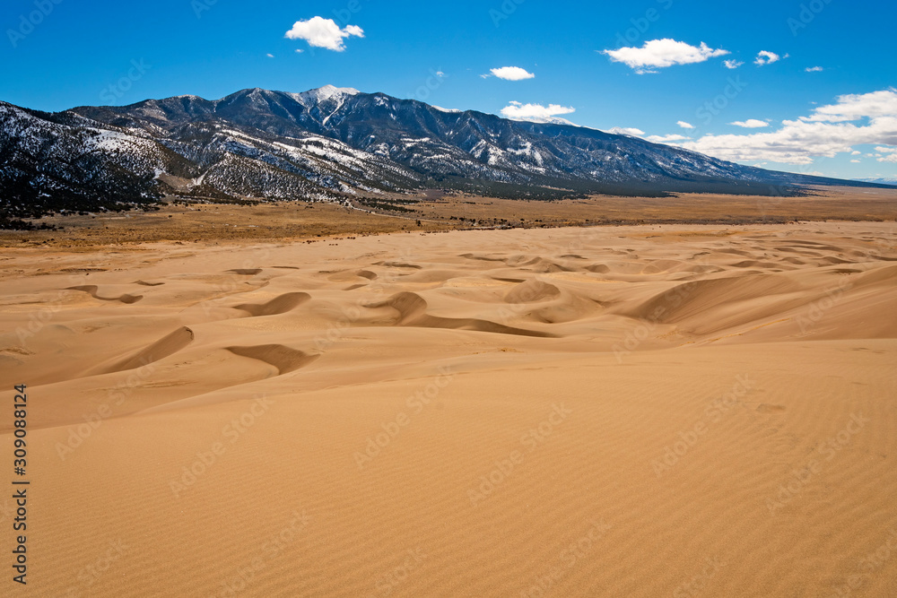 Naklejka premium Sand Dunes Leading to the Mountains