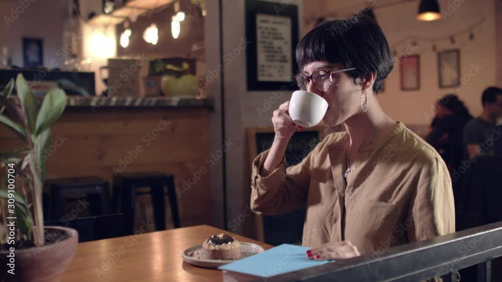MUJER TOMANDO CAFE
