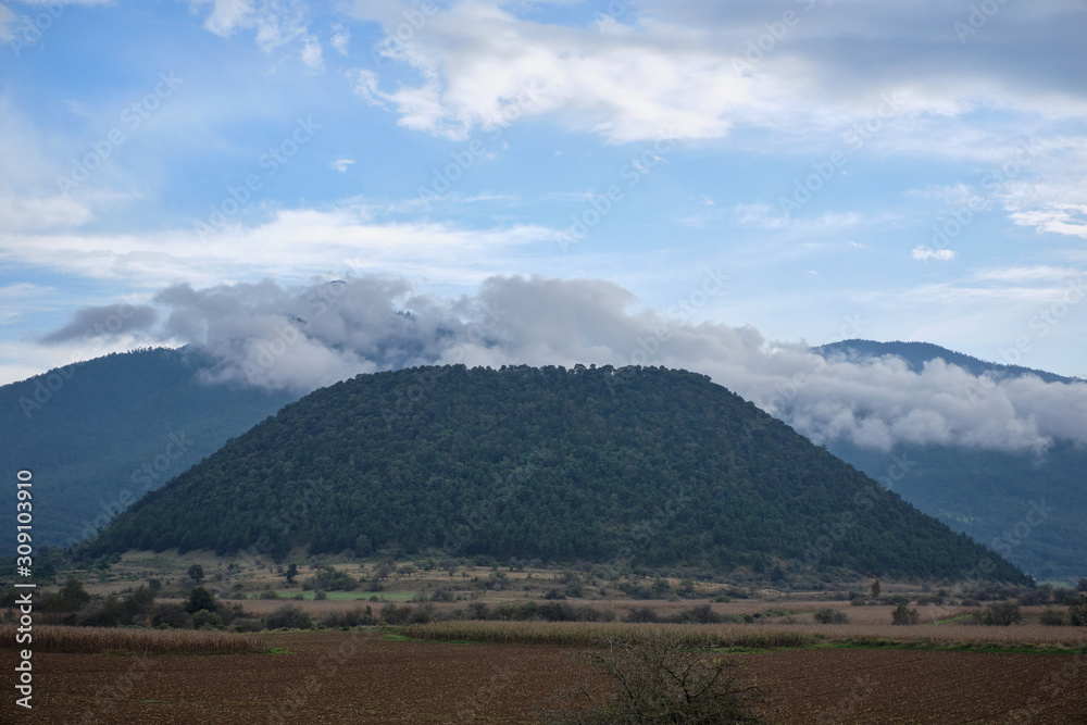 Piasaje de valle y montaña en Michoacan Mexico