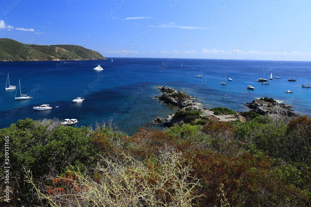 Panorama golfo di Lacona, Isola Elba, con barche, mare blu e scogli