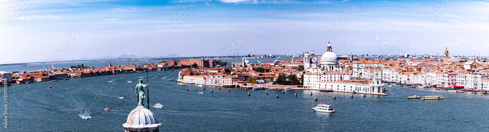 vistas al horizonte de venecia en dia de verano