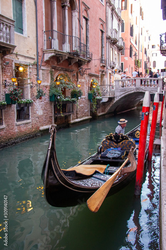 hombre viejo en góndola por canal en Venecia