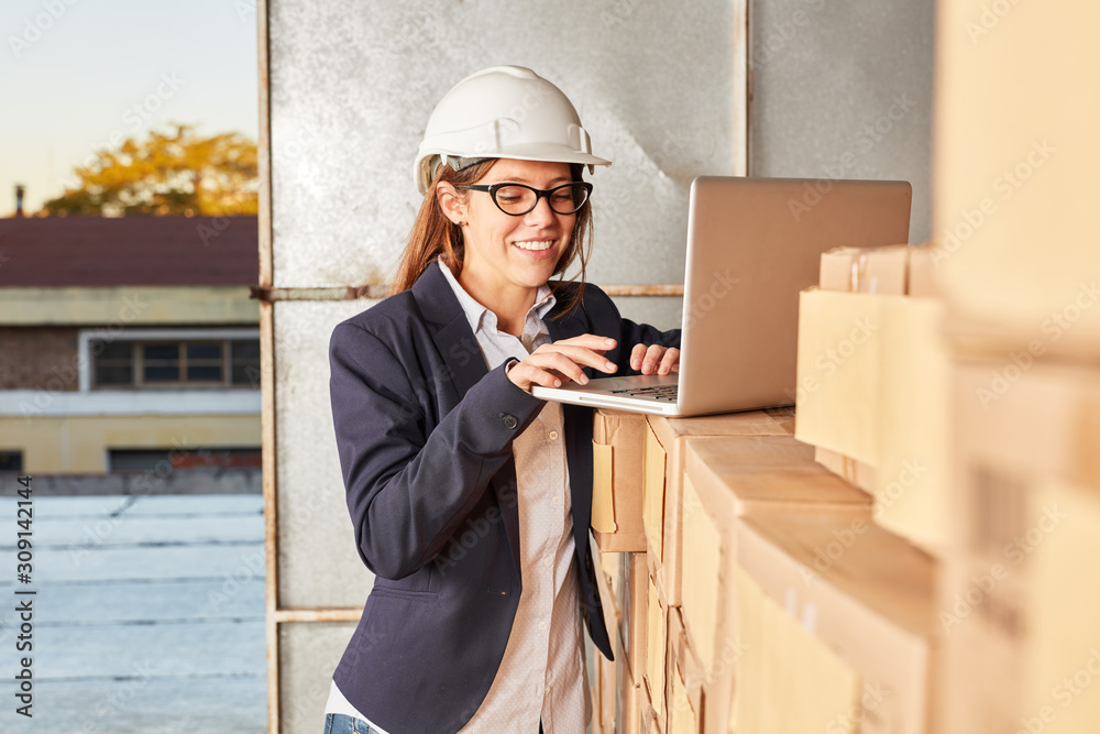 Business Frau Am Laptop Computer Im Lager Stock Photo Adobe Stock